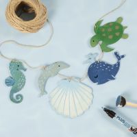 Girlang med havsdjur i trä dekorerade med hobbyfärg