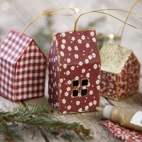 Julhus av kartong och tyg dekorerad med glitter till upphängning