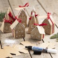 Julkalender av 24 små hus och träd i papp