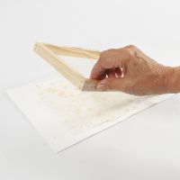 Så här gör man handgjort papper med glitter