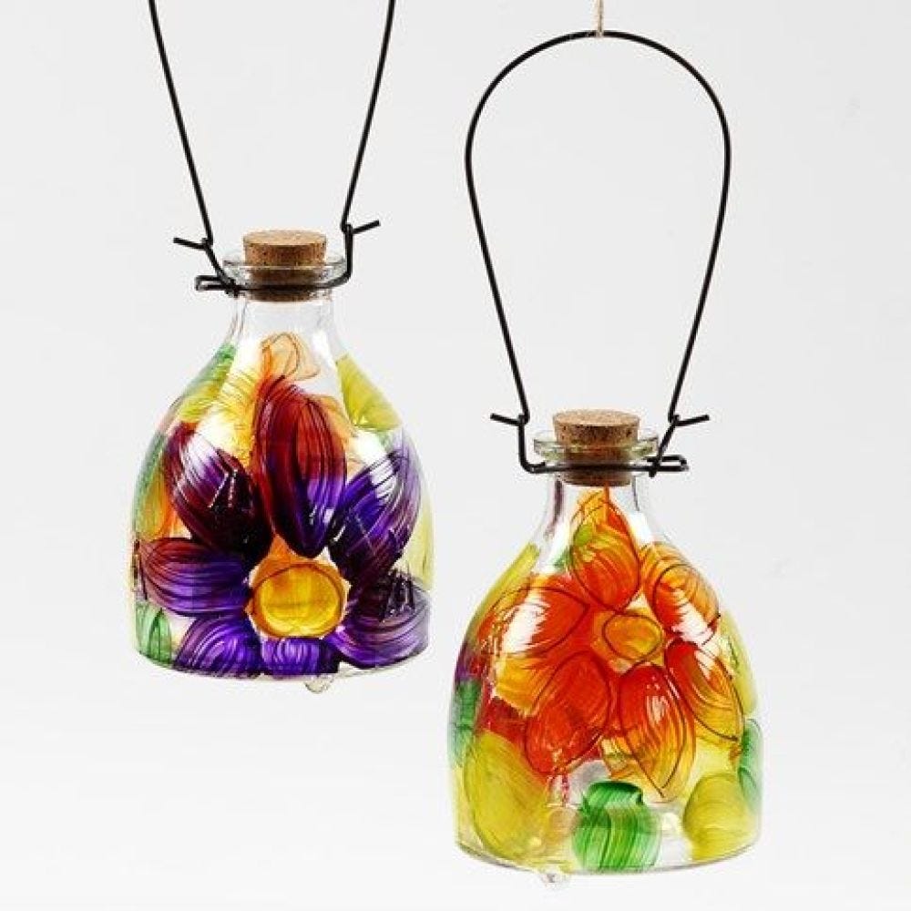 Getingfångare av glas med målat blomstermotiv