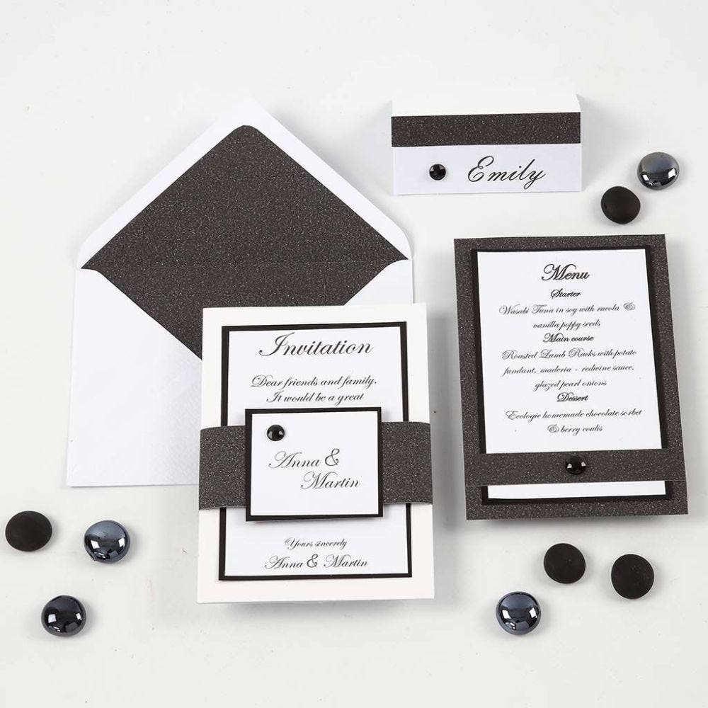 Inbjudning, menykort och placeringskort/bordskort i vitt och svart.