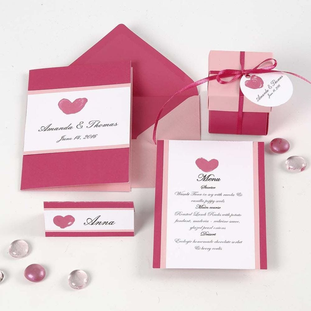 Inbjudning, placeringskort/bordskort, menykort och bordsdekorationer i rosa och ljusrosa