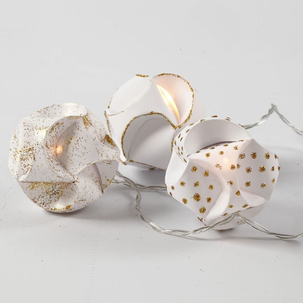 Ljusslinga med klickornament dekorerade med glitterlim i guld