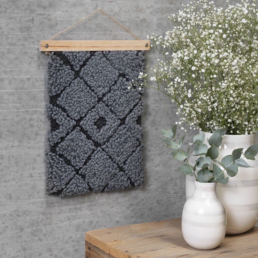 Väggdekoration med  punch needle broderi